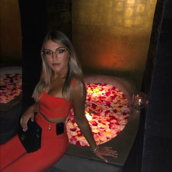 Meet your Posher, Amanda - Picture 2 of 5